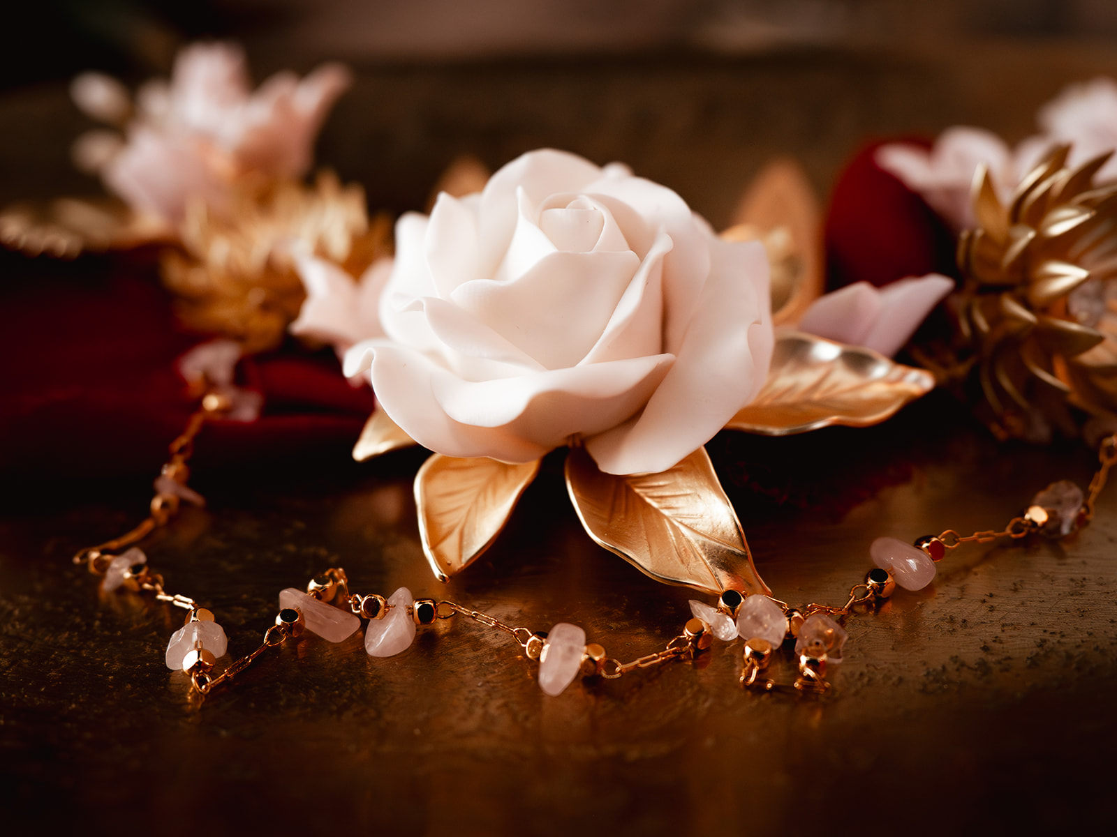 Bijou de tête pour un mariage, avec une rose en porcelaine