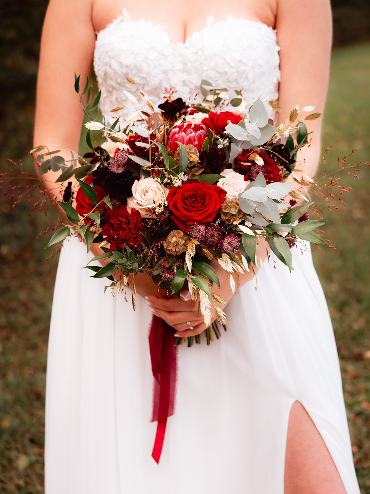 Bouquet de mariée rouge, blanc, végétal