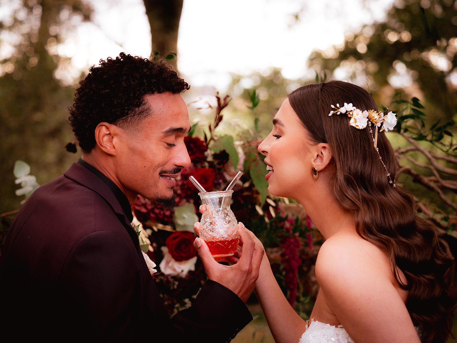 Les deux mariés dégustent leur cocktail d'union pendant le rituel de cérémonie laique