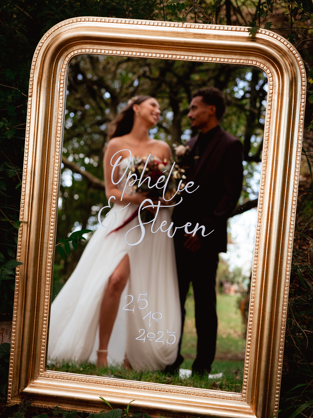 Les deux mariés se reflètent dans un miroir personnalisé pour mariage