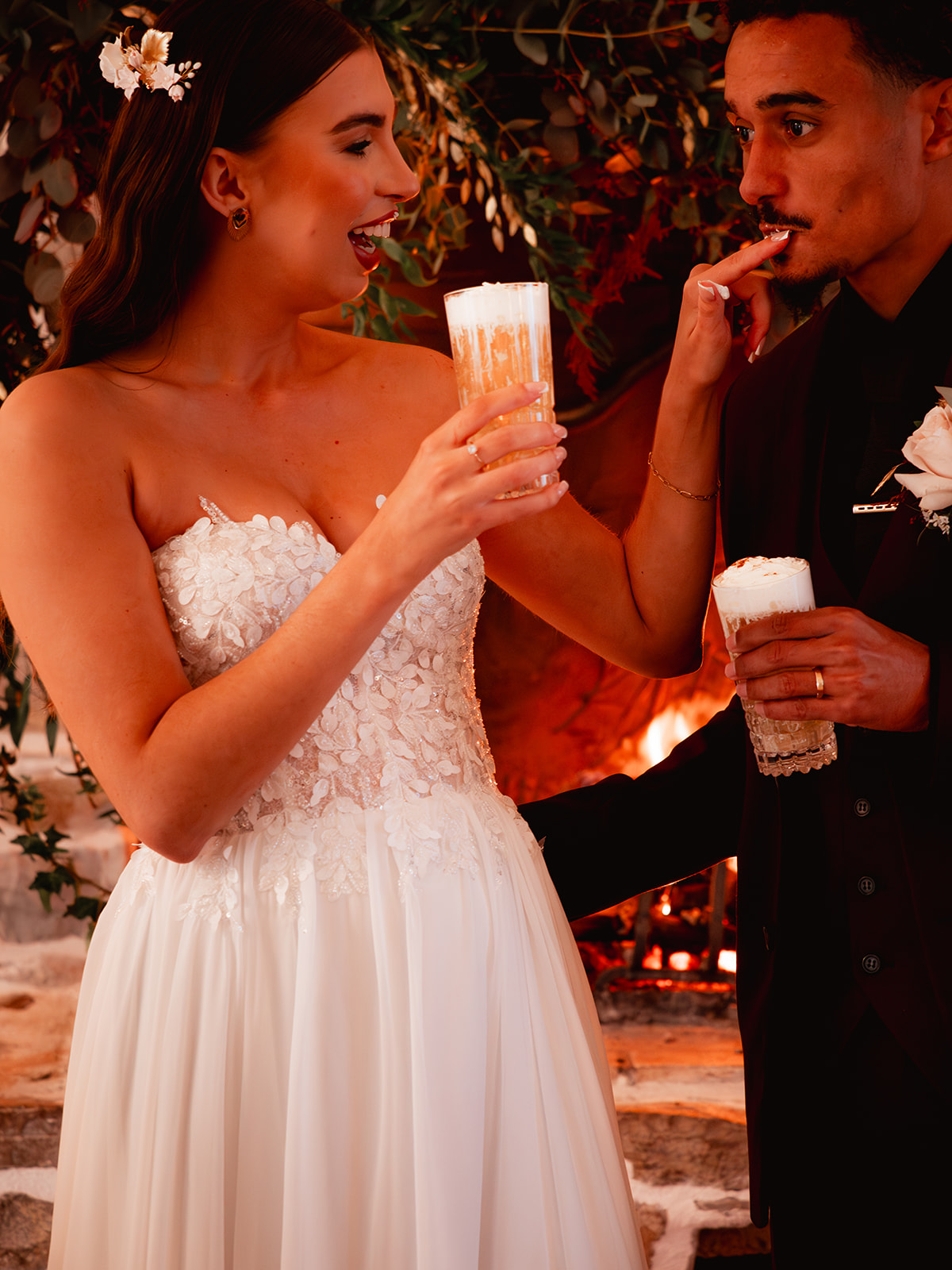 Les deux mariés boivent leur bière au beurre pendant leur cérémonie de mariage